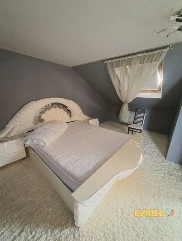 Продам 2- х уровневую квартиру в самом центре Луга