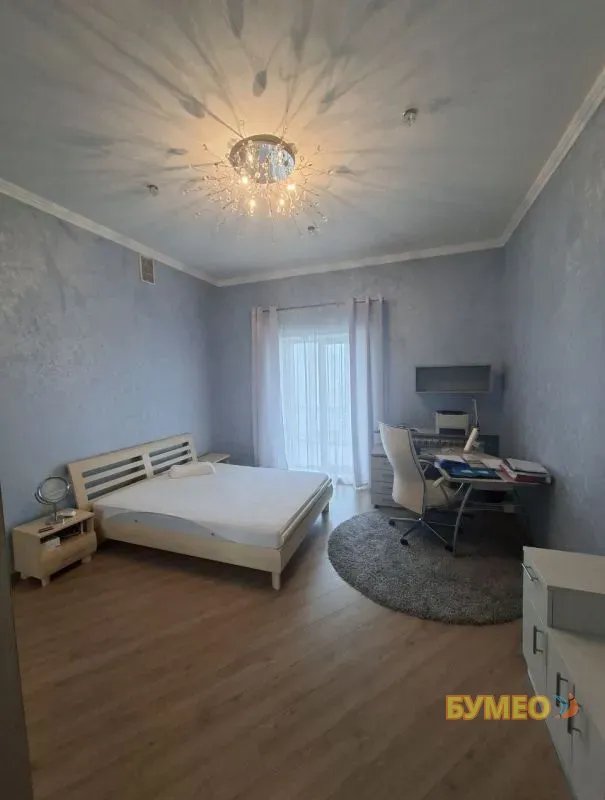 Продам 2- х уровневую квартиру в самом центре Луга