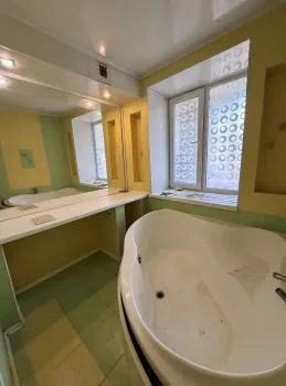 Продам 3- к квартиру в самом центре Луганска 