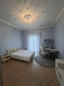 Продам 2- х уровневую квартиру в самом центре Луга